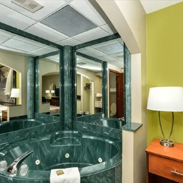 Super 8 by Wyndham Clarksville Northeast