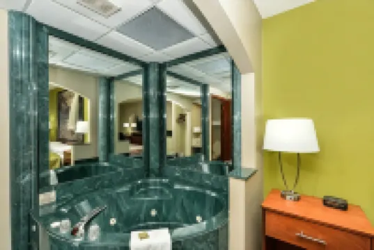 ซุปเปอร์ 8 บายวินด์แฮม คลาร์กสวิลล์นอร์ทอีสต์