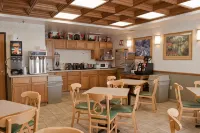 Super 8 by Wyndham Ottawa Starved Rock Hotels in Fall River Township
