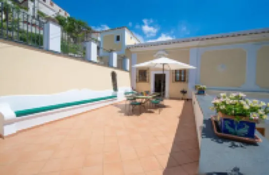 Ancient villa with fantastic sea view and swimming pool just a few minutes from Positano