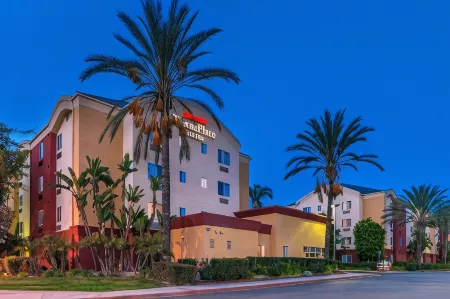 TownePlace Suites Anaheim Maingate Near Angel Stadium Отели рядом со станцией Анахайм Риджинал Транспортейшен Интермодал Сентер