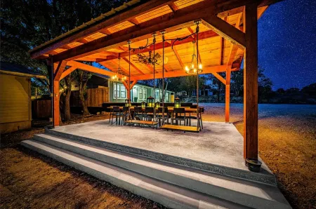 Private Gated Backyard with Fire Pit and Stylish Kitchen - Elegant Retreat