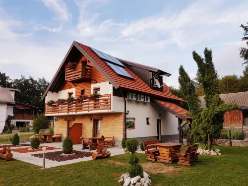 Guesthouse Green Valley Hotels in Jezerce