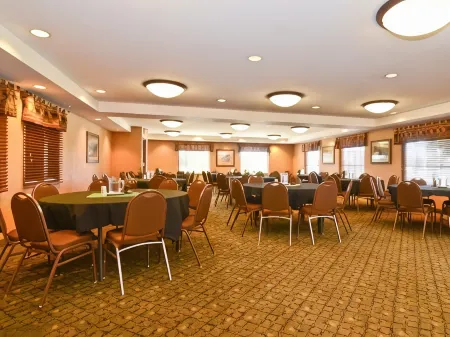 Best Western Plus Kelly Inn  Suites Отели рядом с достопримечательностью «Тандер Роуд»