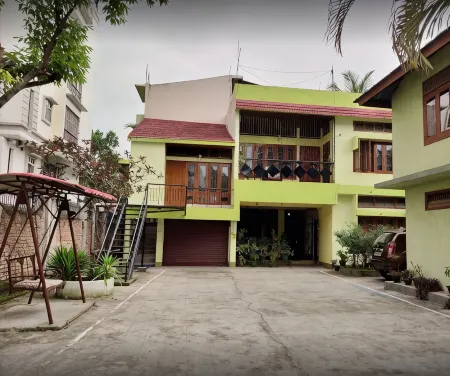 Tusti Greens Guest House,Guwahati Отели рядом с достопримечательностью «Phoneix»