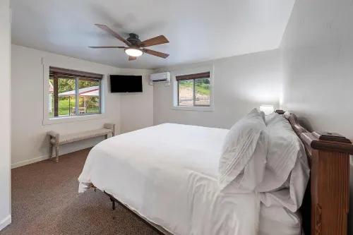 Glieden Lodge Luxury Condo @ the Historical Grand View on Bigfork Bay