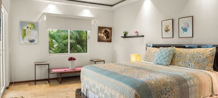 Eagle Beach Area Sunset Getaway w/King Bed Hotels in Eagle Beach
