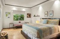 Eagle Beach Area Sunset Getaway w/King Bed - 3성급