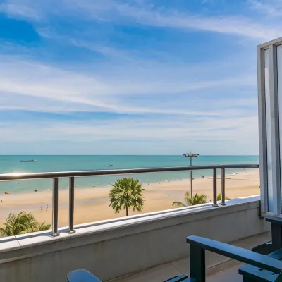 Baboona Beachfront Living Отели рядом с достопримечательностью «Кабаре Alcazar»