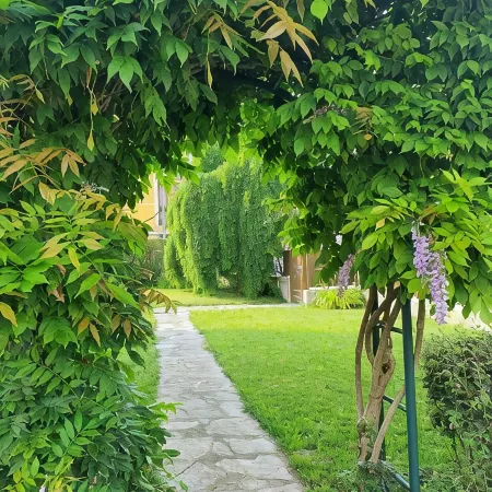 Locazione Glicine with 3 rooms for 4 guests with private parking and garden. Отели в г. Беллуно