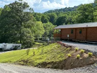 Cozy 1 bedroom cabin in charming Hiawassee with WiFi, AC & HeatAdults only.