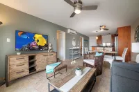 50 steps away from Maui's best beach, furnished with luxury details - مسبح