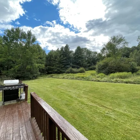 Private 5-Acre Farmhouse Retreat; Full Kitchen Fire Pit Office Pets OK BBQ WiFi