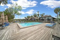 Charming Waterfront Home - Dock Access - Fishing Retreat - Pool - AC - King Bed! - balcony