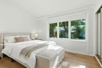 6 Bedroom Ranch Bungalow in Port Credit.