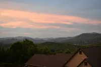 Private Retreat on 7 Acres, Mountain Views, Firepit, King Bed, Sleeps 6.