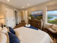 Private Balcony w/Mountain & Lake Views, Hot Tub, Near Hiking Trails & Park City