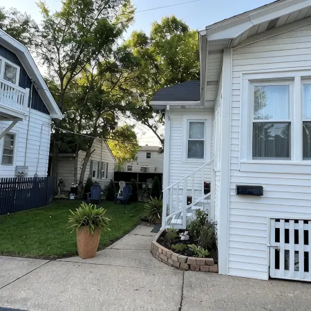 Black sheep cottage!Charming 2-bedroom cottage in peaceful West Allis