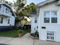 Black sheep cottage!Charming 2-bedroom cottage in peaceful West Allis - พร้อมWifi