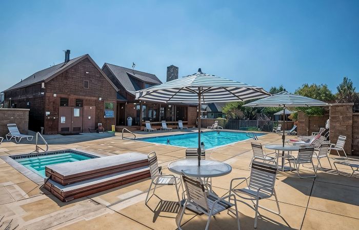 Beautiful 2-bedroom townhome with Patio, WiFi, AC