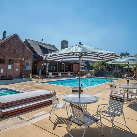 Beautiful 2-bedroom townhome with Patio, WiFi, AC