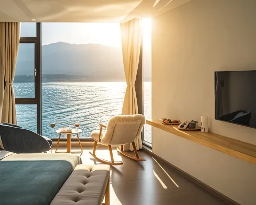 On the side of clear water, sunrise on the sea, waterfront and sea view vacation accommodation Hotels near Shuanglang