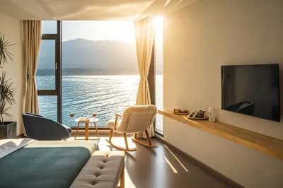 On the side of clear water, sunrise on the sea, waterfront and sea view vacation accommodation Hotels in Shuanglang Scenic Area