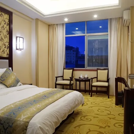 Dongbao Wenquan Grand Hotel (Ruili Caifu Plaza)