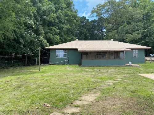 Lakefront 3-bedroom house located on Lake Darbonne.