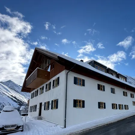 Chalet zur Rose 3-room apartment "Alpen Lilie" 2-8 persons (95m2) Отели в г. Гемайнде Берванг