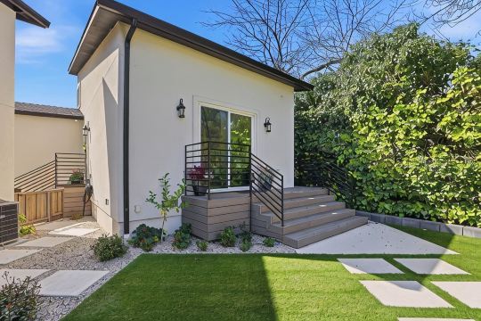 Angie Oasis Yard, Loft & Stocked Kitchen Near Shopping & Easy Access to Highway