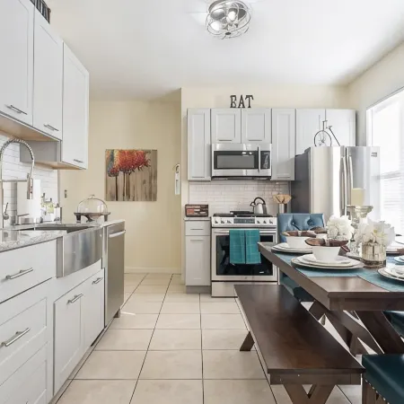 Cozy 3 bedroom - Free Parking, close to buses.