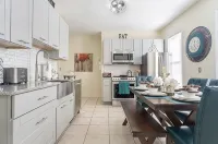 Cozy 3 bedroom - Free Parking, close to buses. - บังกะโล