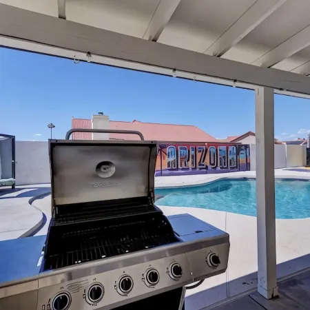 The Oasis Arizona Basketball Court, pool, mini-put, Arcades!