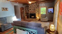 Three Bear Hideaway - Spacious 2 bed + Loft cabin in relaxing, convenient spot! - 샬레 호텔