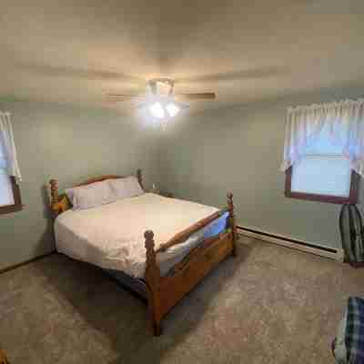 Cozy 3-bedroom house in West Yarmouth 1 mile from a beautiful Cape Cod beach Rooms