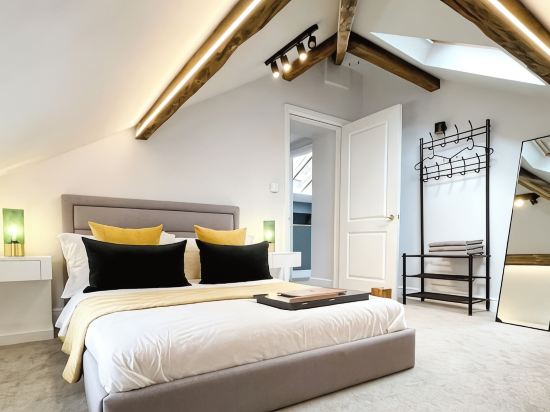 Urban Townhouse | 2BR | Stylish Loft | Prime Spot