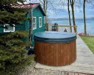 Cozy Cabin with 165 Ft Beach and Wood-Fired Hot Tub! Center of Flx Wine Country!