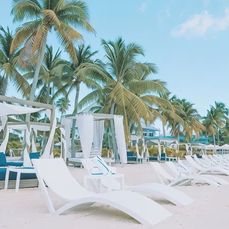 The Pink Beach House - Private House and Pool directly on the Beach, Rum Point
