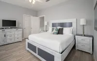 Amazing 6BR, 3 Min Walk to Beach, Private pool - Private Pools