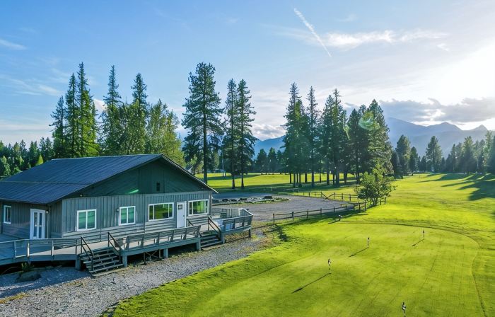 Sleeps up to16! Family Friendly! Newly Renovated, steps from the Golf Course!