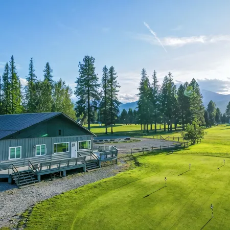 Sleeps up to16! Family Friendly! Newly Renovated, steps from the Golf Course! Hotels in Libby
