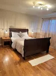 LUXE 3 BR, 2 BA + Hot Tub - Homestays