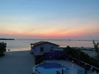 Waterfront 2 Bedroom/ 2 Bath Pool Home w/ Stunning Ocean Views!! - Bungalows
