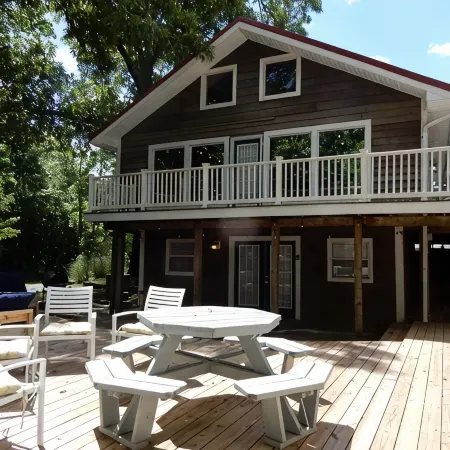 Lake house in Pirate's Cove Pet friendly with large outdoor entertainment area