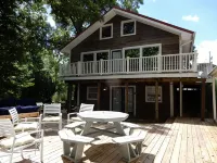 Lake house in Pirate's Cove Pet friendly with large outdoor entertainment area - balcony
