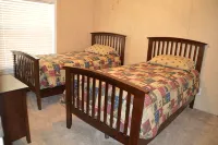 Mid-lake home conveniently located in quiet neighborhood with boat ramp. - Homestays