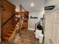 Custom Train-Themed Lodge on 7 Private Acres with Walking Trails - Homestays