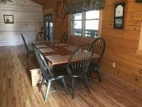Fall Foliage Riverfront Cabin w/Hot Tub, King Bed, EV & Firepit & Mountain Views - 4-stjärniga