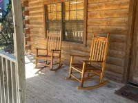 "Bearly Beehavin" 2-bdrm 1 bthrm cabin  with WiFi, AC.  Unwind & relax in ConCan 콘칸 호텔